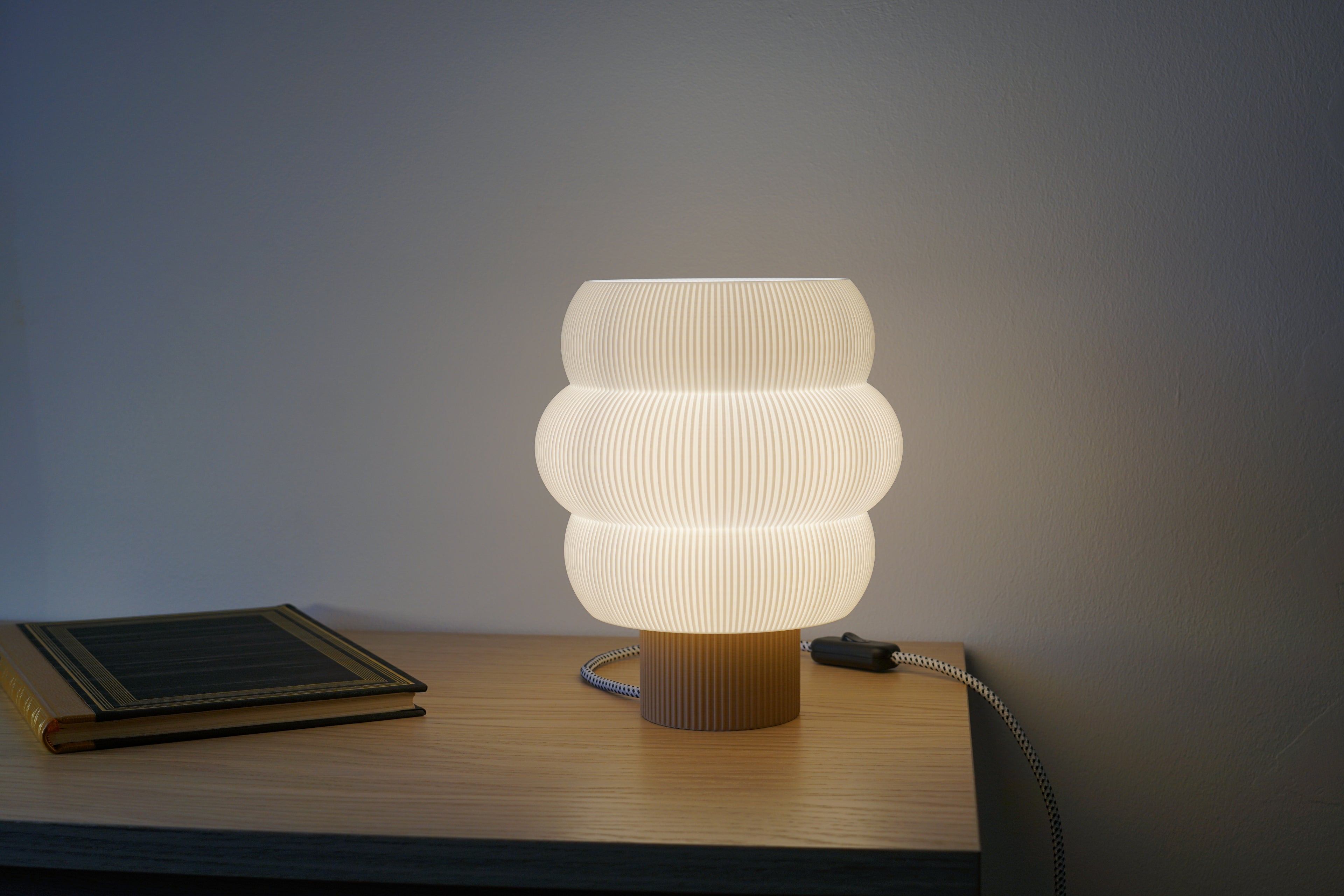 Lampe à poser artisanale avec Nelurn