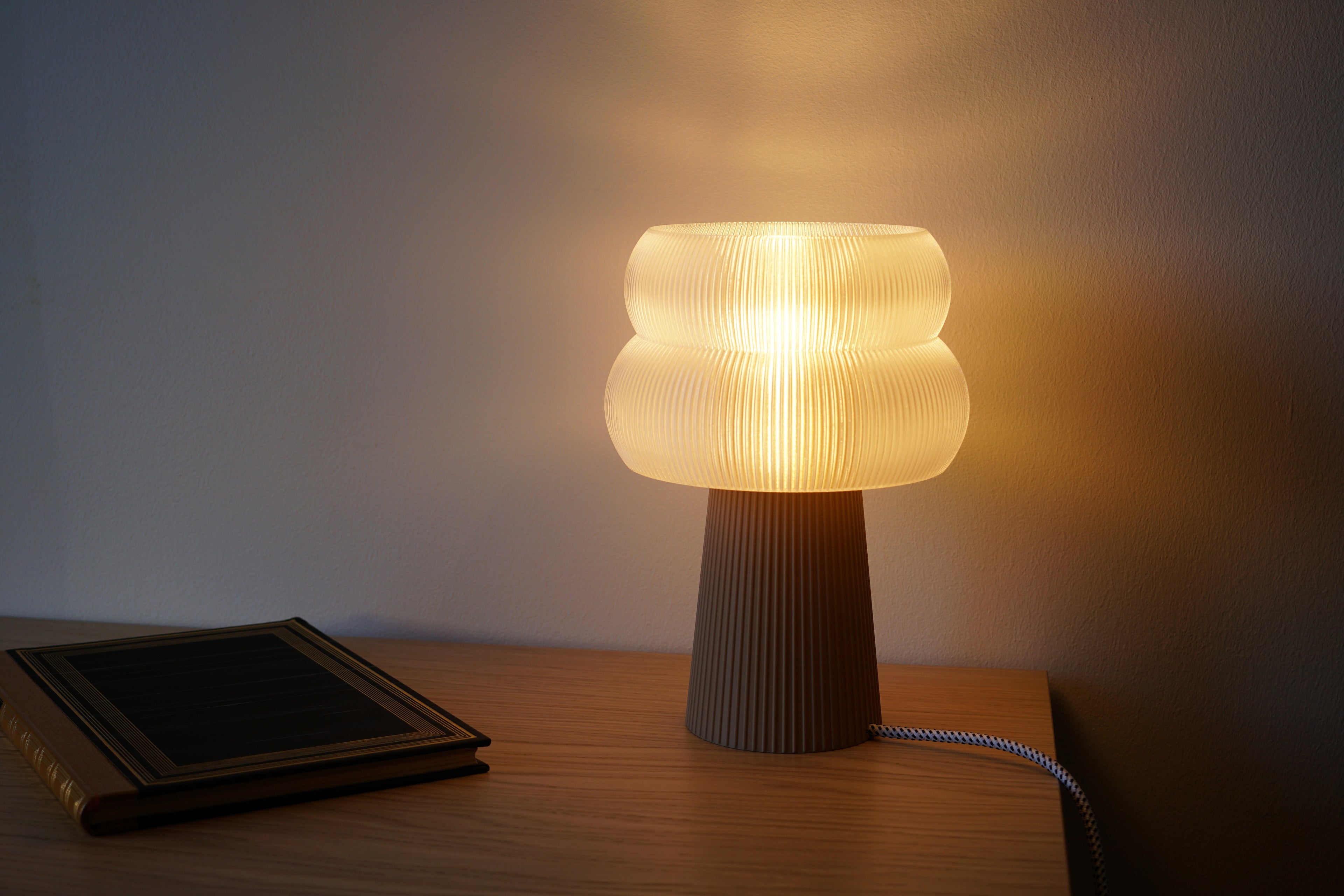 Lampe à poser artisanale avec Nelurn